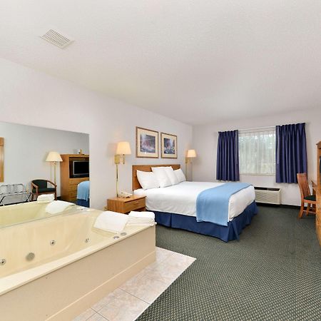 Americas Best Value Inn & Suites - Tahquamenon Country Newberry Esterno foto