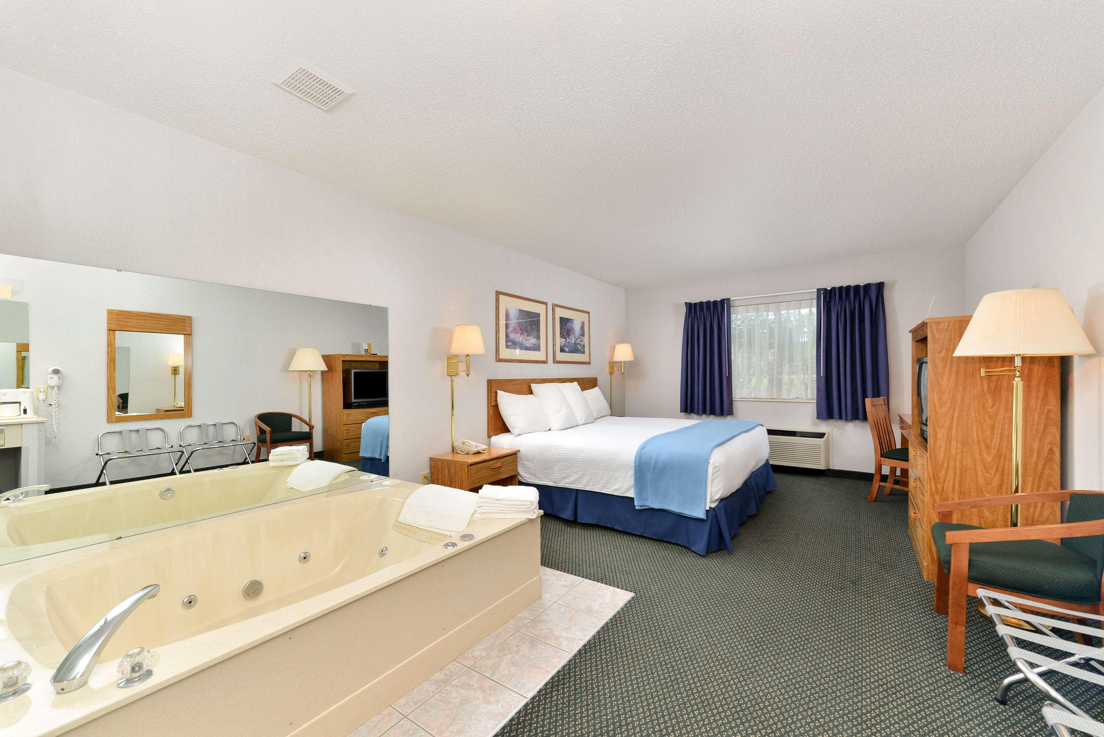 Americas Best Value Inn & Suites - Tahquamenon Country Newberry Esterno foto