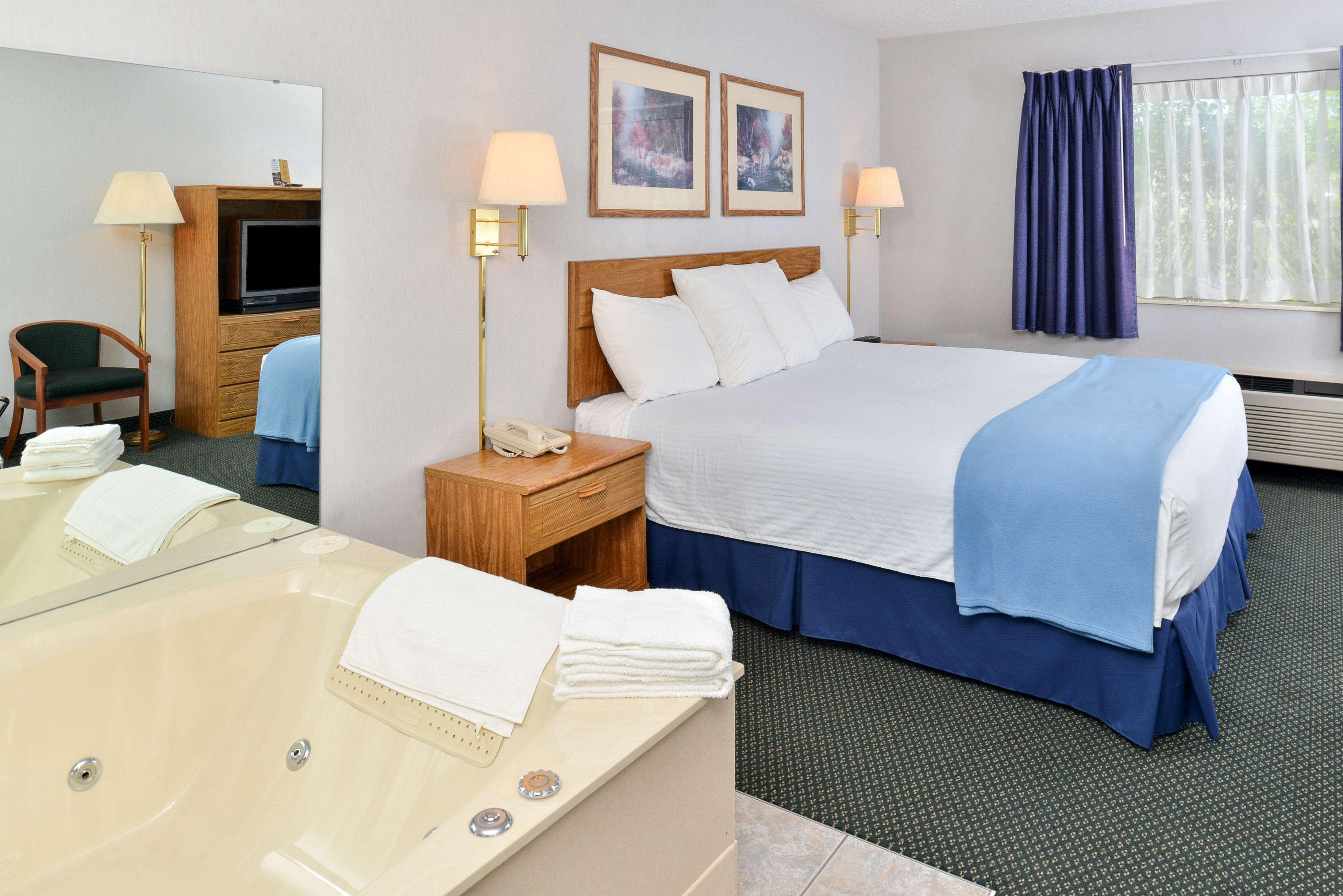 Americas Best Value Inn & Suites - Tahquamenon Country Newberry Esterno foto