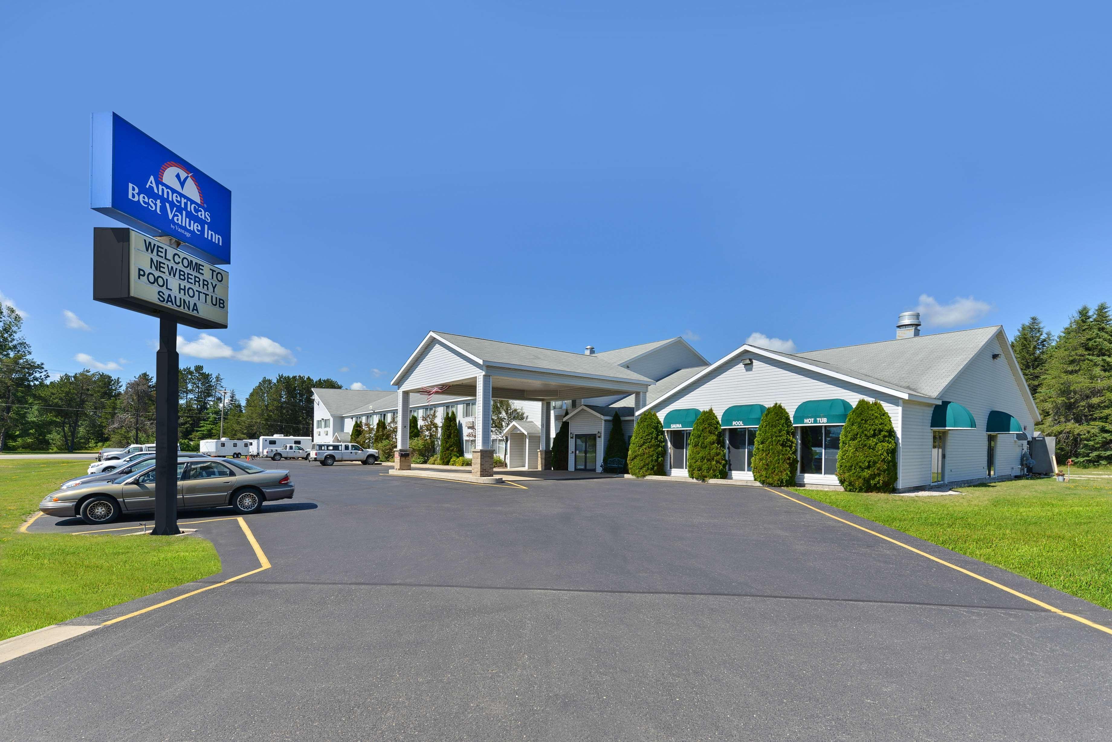 Americas Best Value Inn & Suites - Tahquamenon Country Newberry Esterno foto