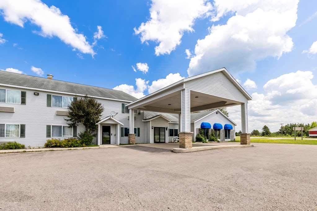 Americas Best Value Inn & Suites - Tahquamenon Country Newberry Esterno foto