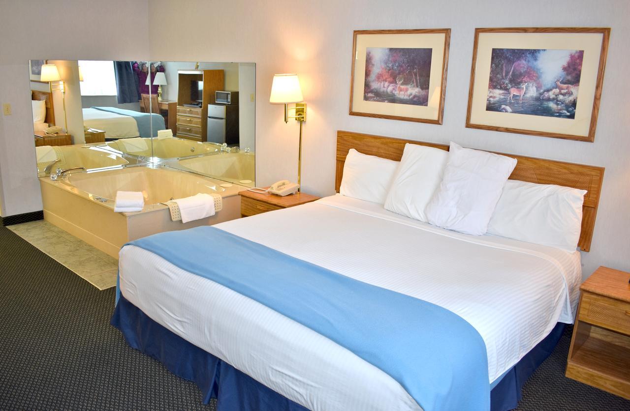 Americas Best Value Inn & Suites - Tahquamenon Country Newberry Esterno foto