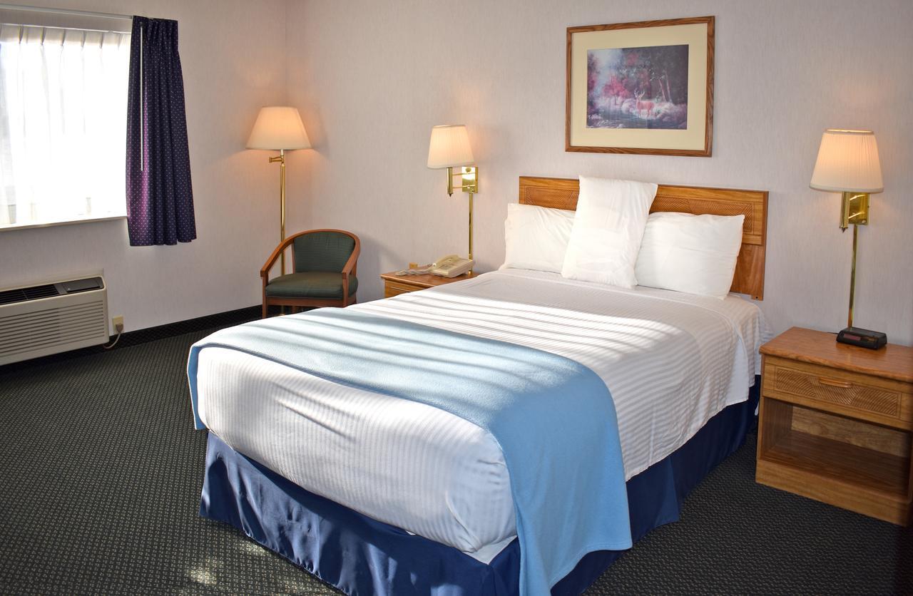Americas Best Value Inn & Suites - Tahquamenon Country Newberry Esterno foto