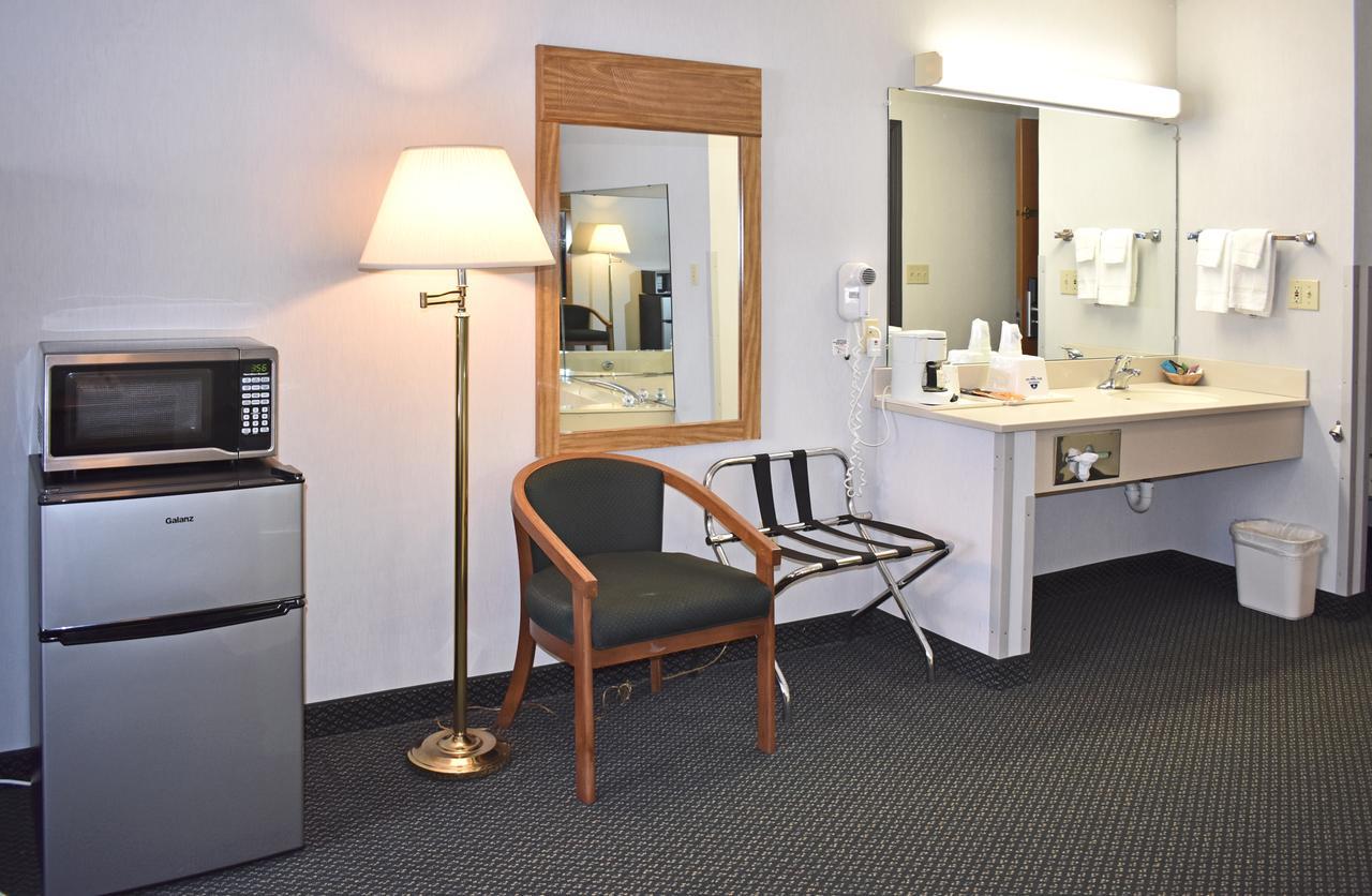 Americas Best Value Inn & Suites - Tahquamenon Country Newberry Esterno foto