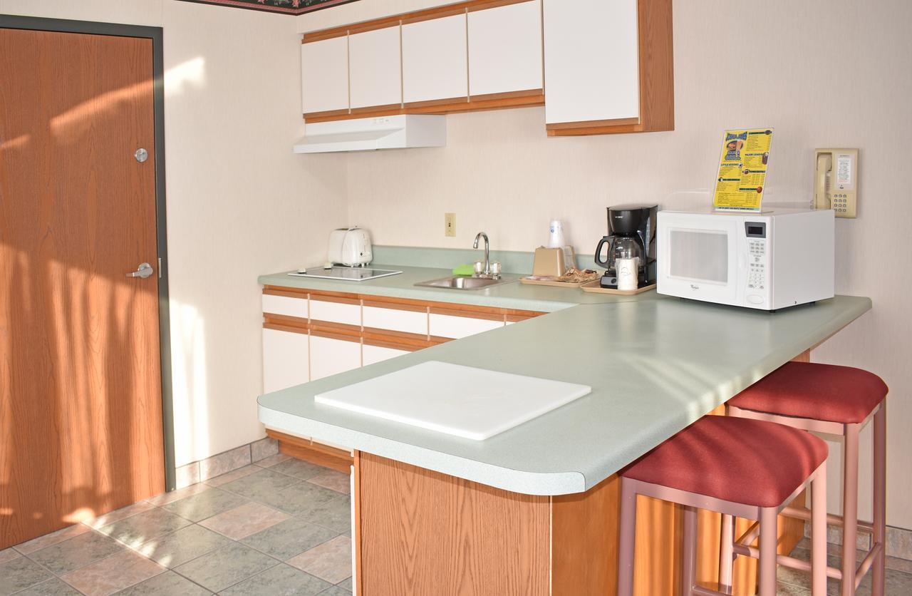 Americas Best Value Inn & Suites - Tahquamenon Country Newberry Esterno foto