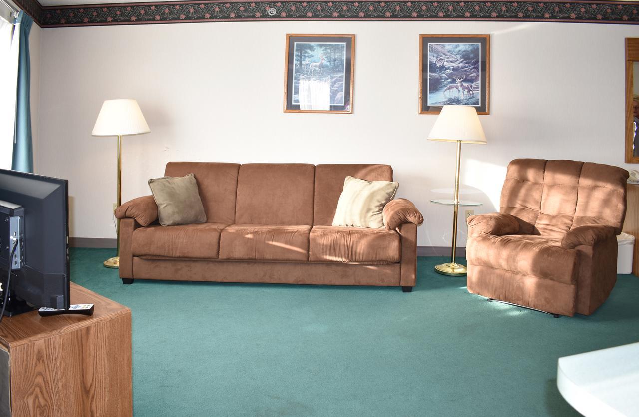 Americas Best Value Inn & Suites - Tahquamenon Country Newberry Esterno foto