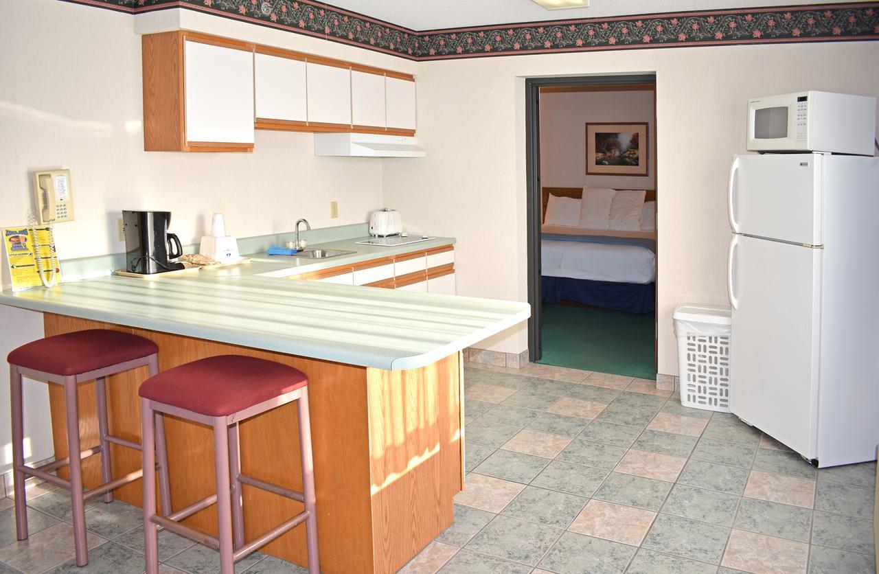 Americas Best Value Inn & Suites - Tahquamenon Country Newberry Esterno foto