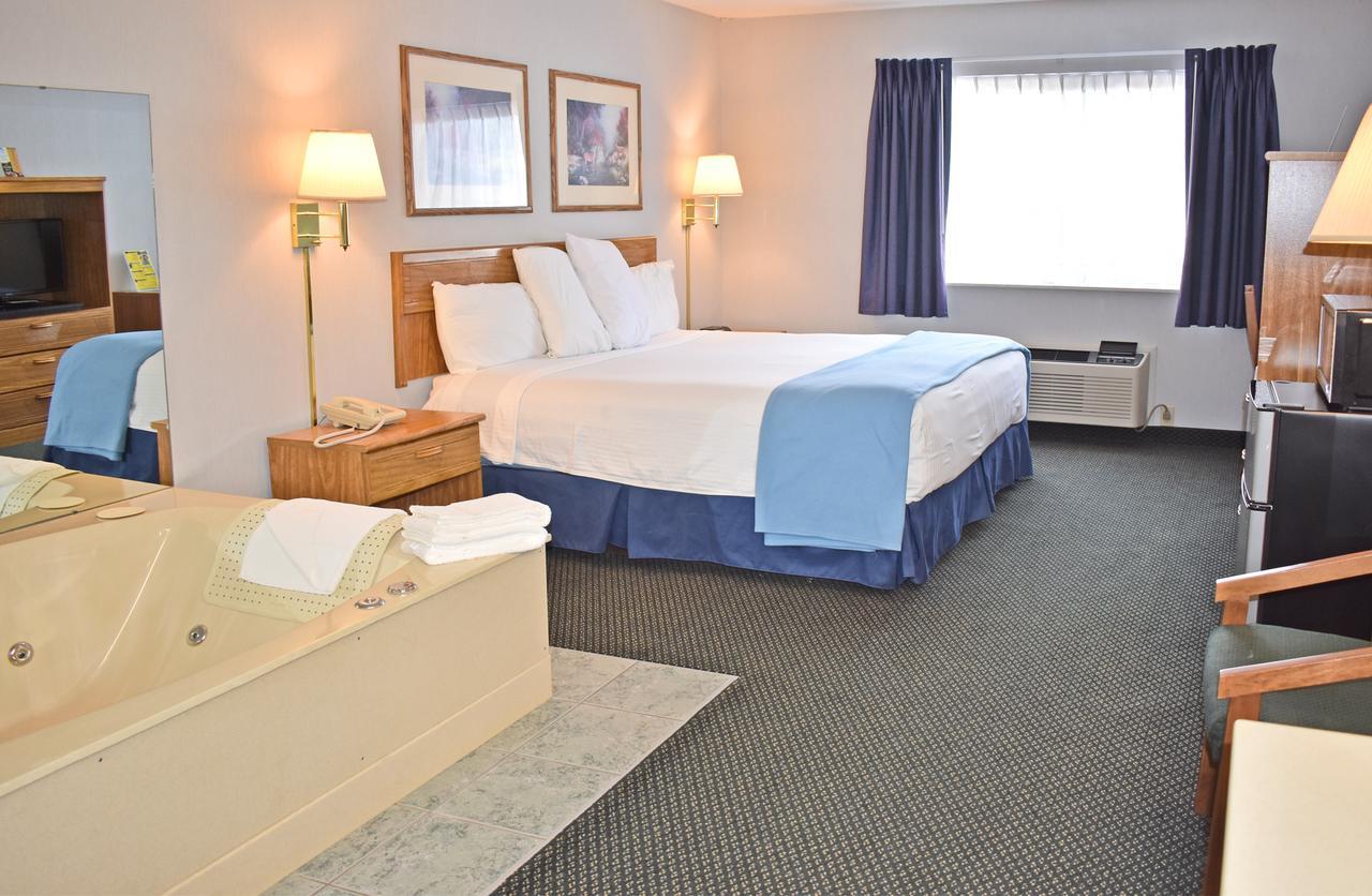 Americas Best Value Inn & Suites - Tahquamenon Country Newberry Esterno foto
