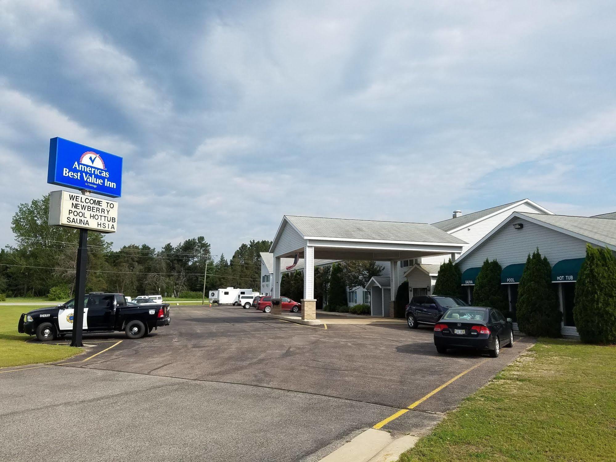 Americas Best Value Inn & Suites - Tahquamenon Country Newberry Esterno foto