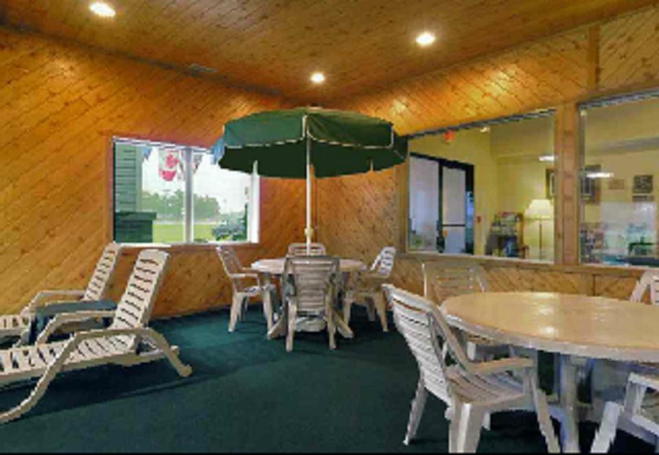 Americas Best Value Inn & Suites - Tahquamenon Country Newberry Esterno foto